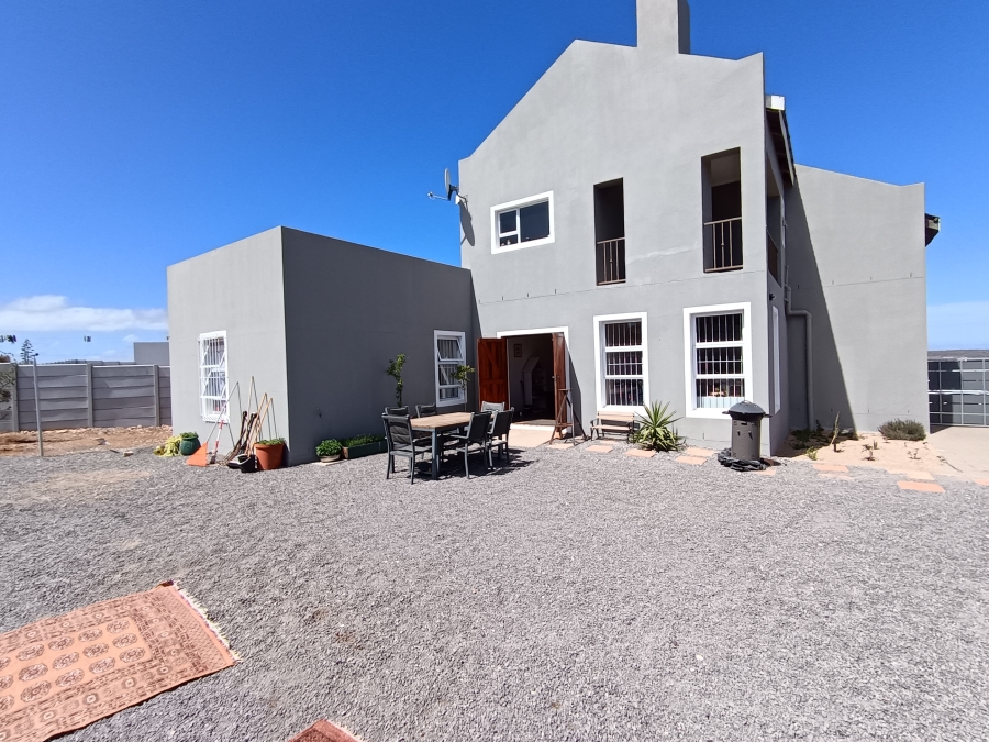 To Let 4 Bedroom Property for Rent in Hoogland Western Cape